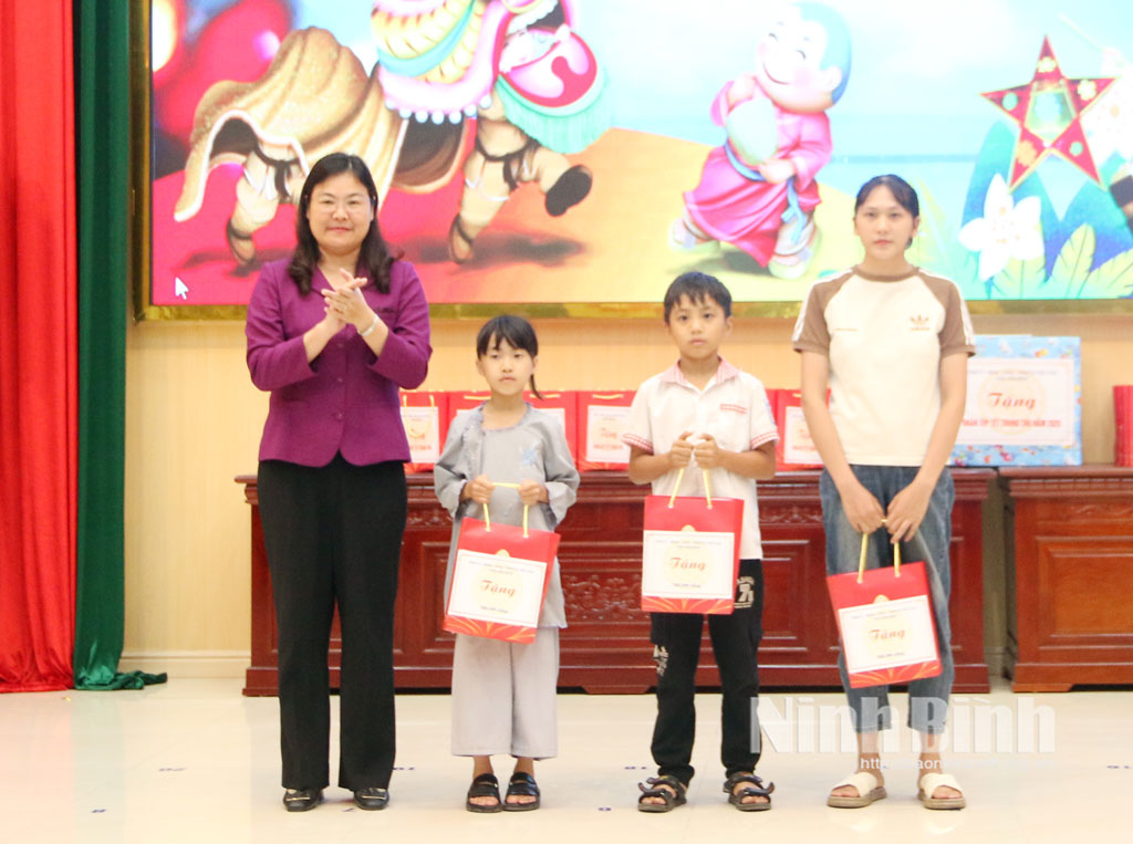 Đồng chí Phó Chủ tịch UBND tỉnh Hà Lan Anh tặng quà cho thiếu nhi có hoàn cảnh khó khăn trên địa bàn xã Vĩnh Trụ